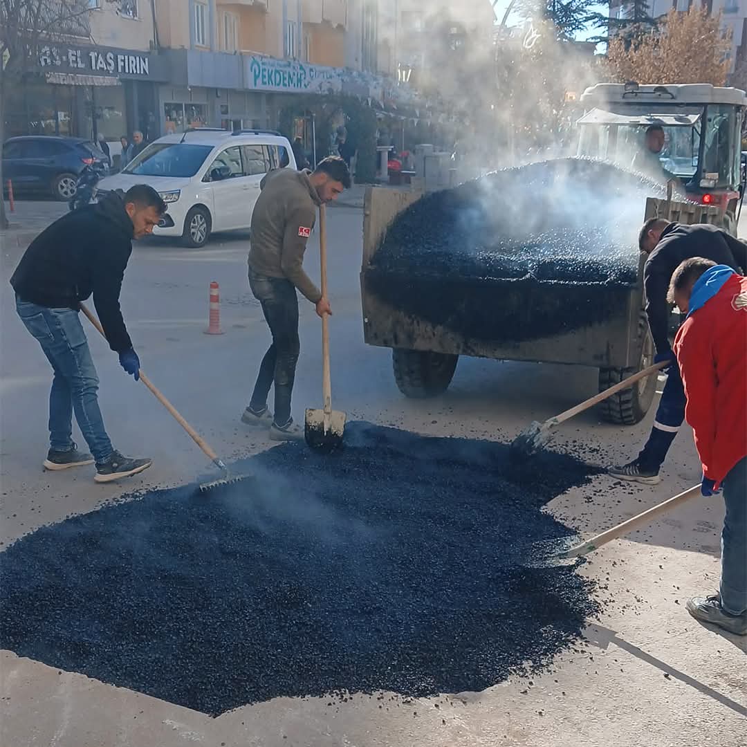 Sandıklı Belediyesi Yolları Yeniliyor