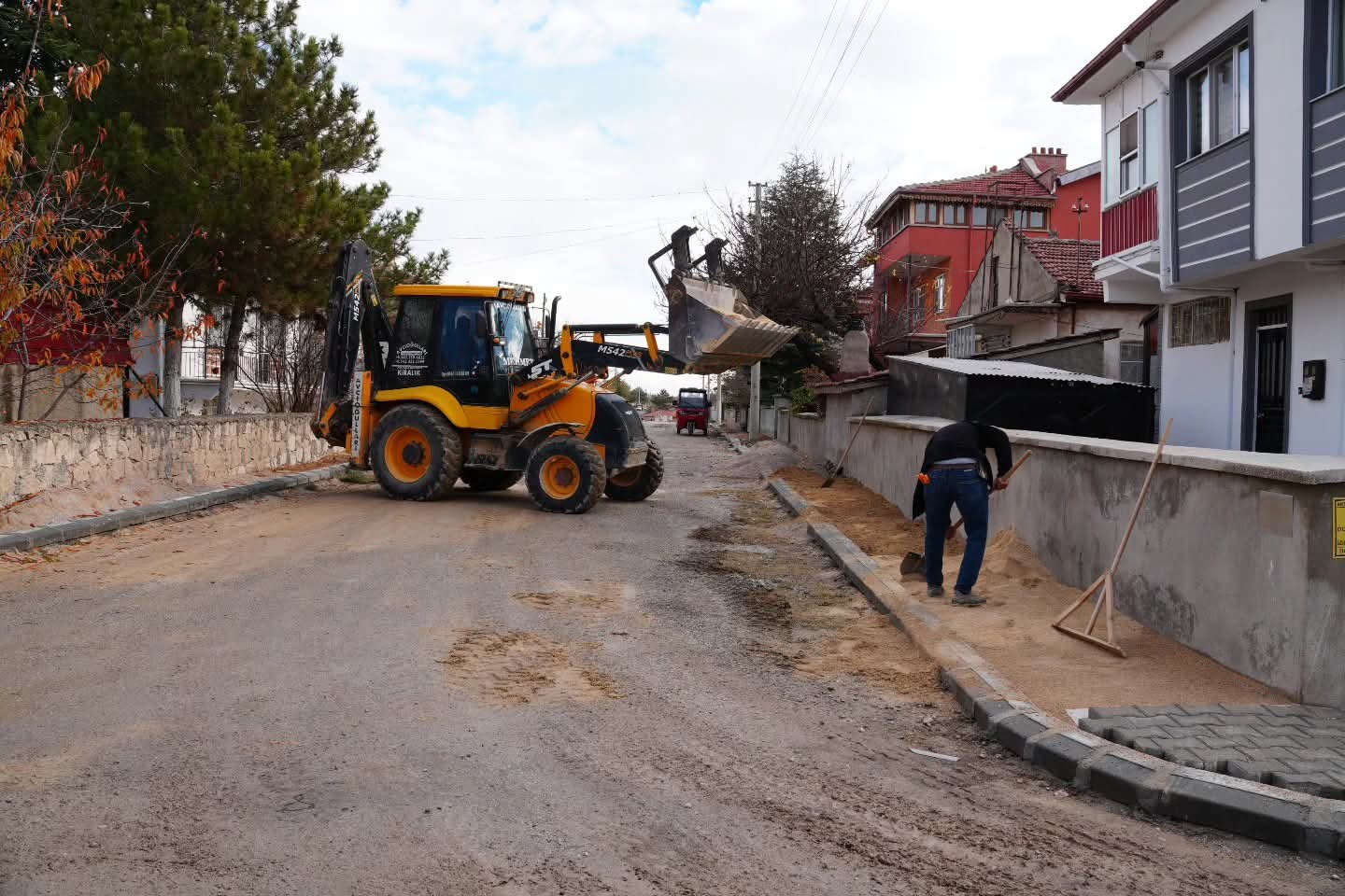 Bolvadin Belediyesi Bademli Mahallesi'nde Kaldırım Çalışmalarını Sürdürüyor