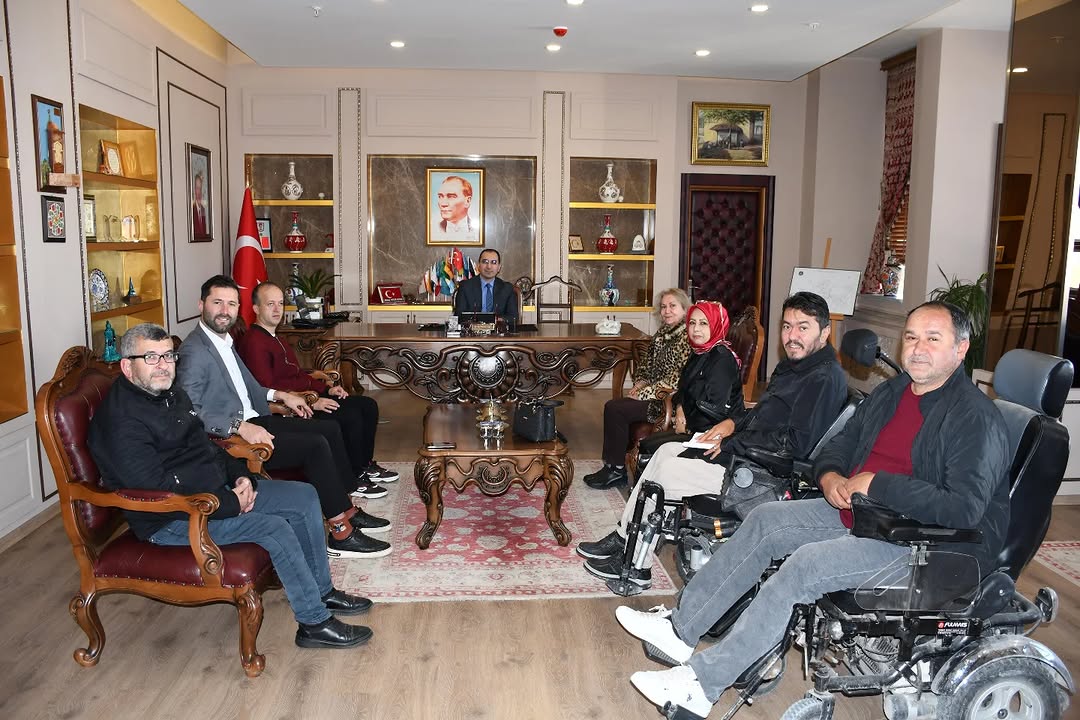 Tavşanlı Beyazay Derneği Başkanı Arife Baysal ve Üyeleri Kaymakam Ömer Faruk Özdemir'i Ziyaret Etti