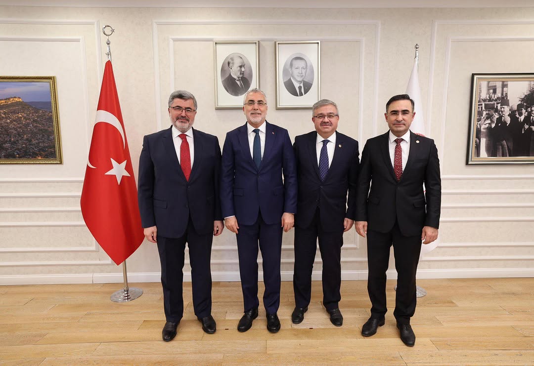 AK Parti Milletvekilleri Çalışma ve Sosyal Güvenlik Bakanı Vedat Işıkhan'ı Ziyaret Etti