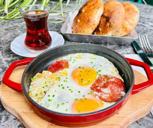 Dünya'nın En Büyük Sucuklu Yumurtası için rekor denemesi Afyonkarahisar'da  yapılıyor.