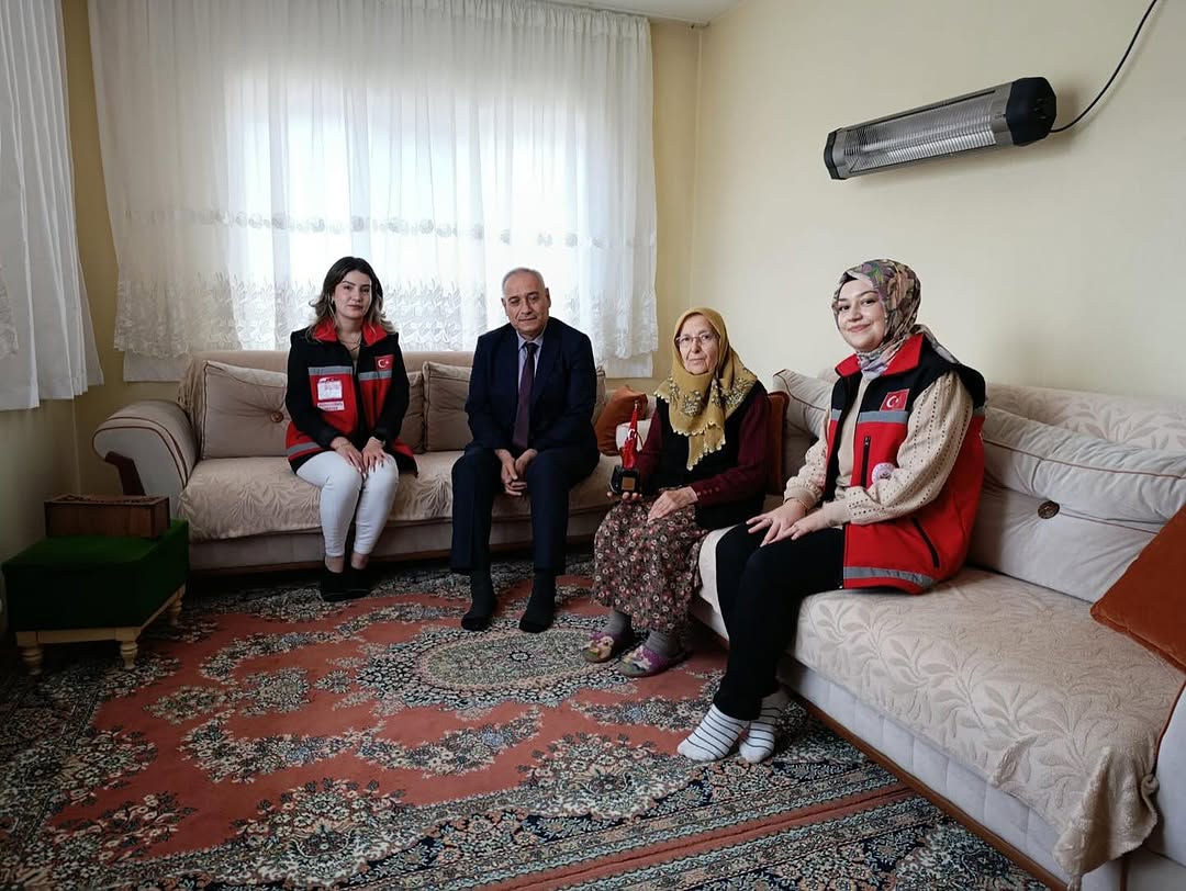 Dinar Sosyal Hizmet Merkezi Müdürü Mehmet Över Şehit Öğretmen Birol İrfan Aşkar'ın Annesini Ziyaret Etti