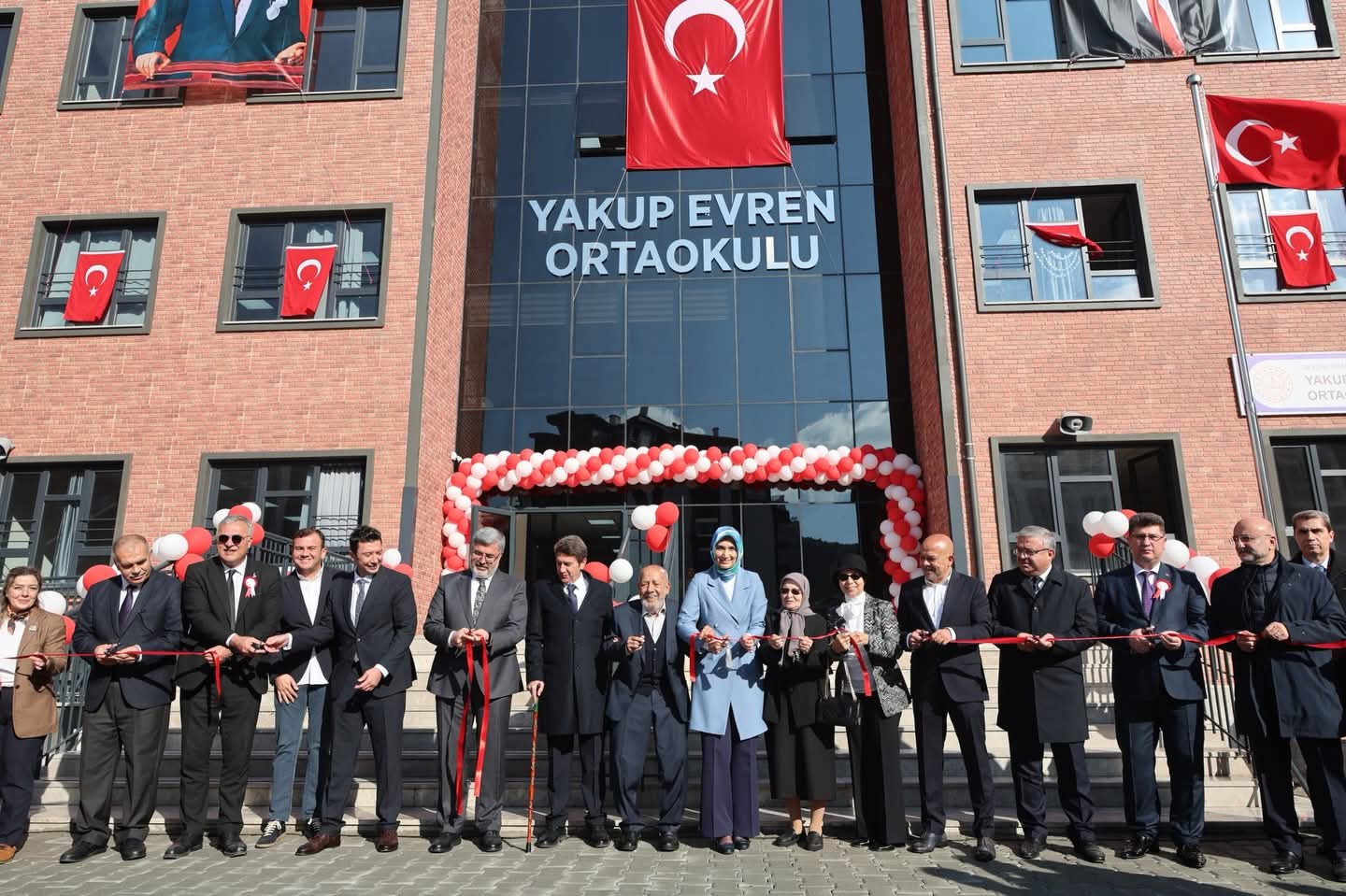 Valimiz Doç. Dr. Kübra Güran Yiğitbaşı, Yakup Evren Ortaokulu'nun Açılış Töreninde