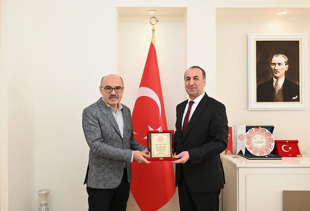 İl Millî Eğitim Müdürü Halil Yücel, Emekliye Ayrılan Personel Hüseyin Özbek'e Teşekkür Etti