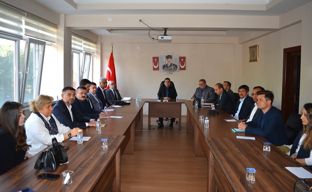 Karahallı Kaymakamlığından Eğitim Değerlendirme Toplantısı