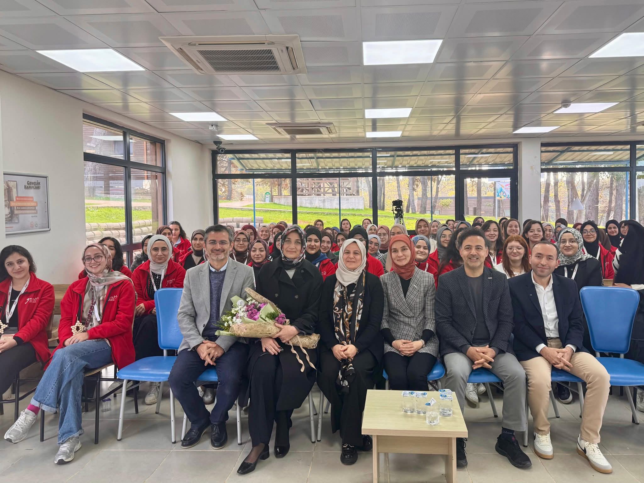 Afyonkarahisar Valisi Doç. Dr. Kübra Güran Yiğitbaşı ve eşi Gençlik Kampında Buluştu