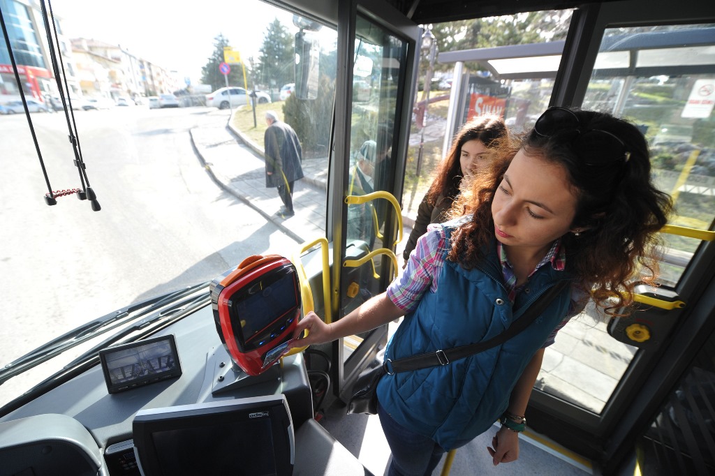 Afyon'da Halk Otobüslerinde Nakit Dönemi Sona Eriyor: Yeni Ödeme Sistemi Hayata Geçiyor