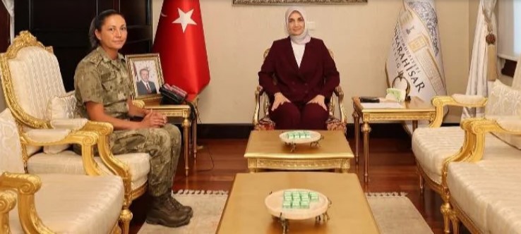 Afyonkarahisar Valisi Yiğitbaşı'ndan Jandarma Albay Şentürk'e Veda Ziyareti