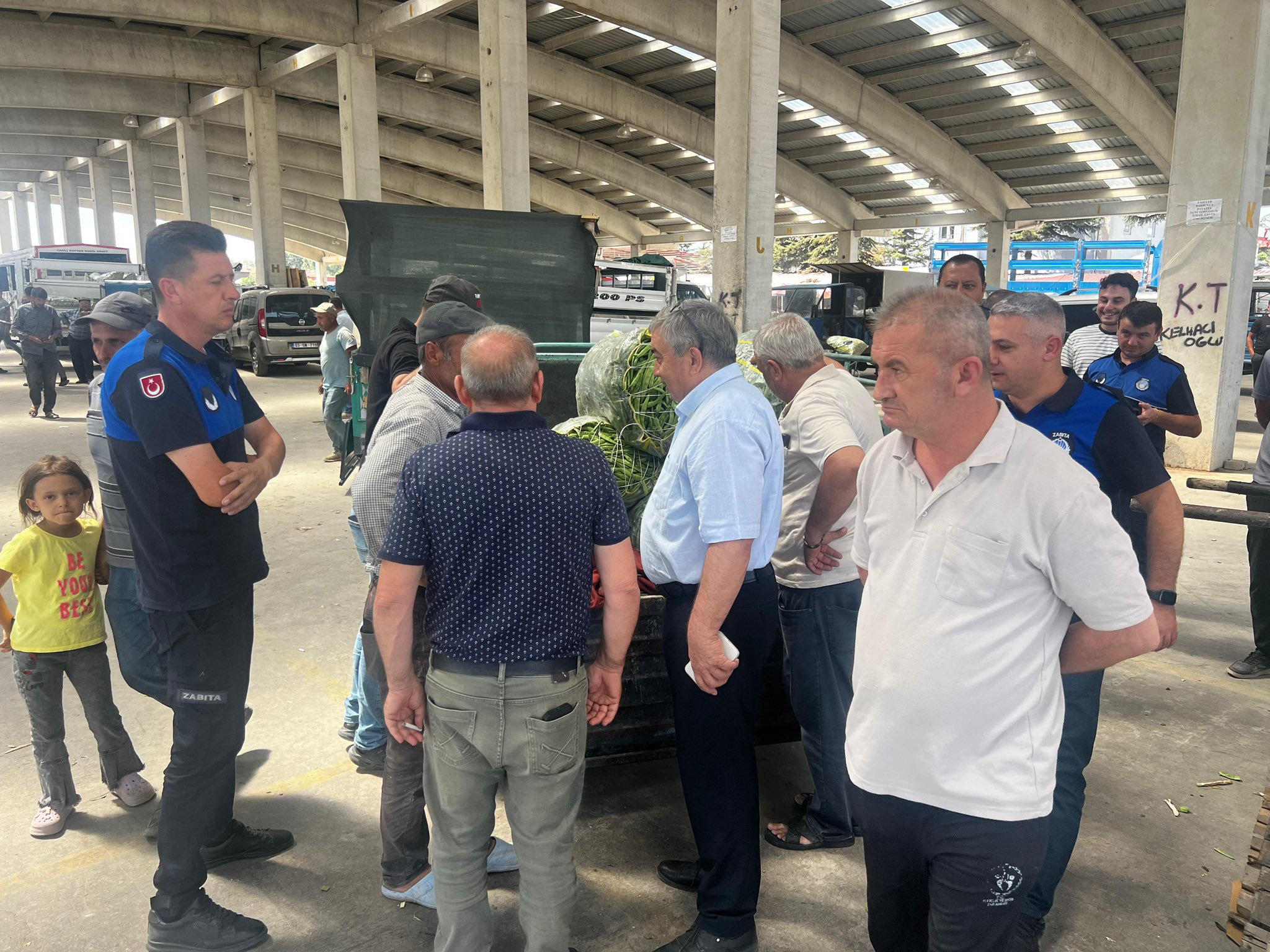 Başkan Özaşkın'dan Fasulye Pazarına Ziyaret: Üreticinin Yüzü Güldü