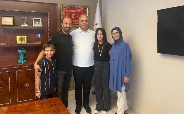 Erkmen Belediye Başkanı Yücel Şahin, LGS'de Tam Puan Alan Öğrenciyi Ödüllendirdi