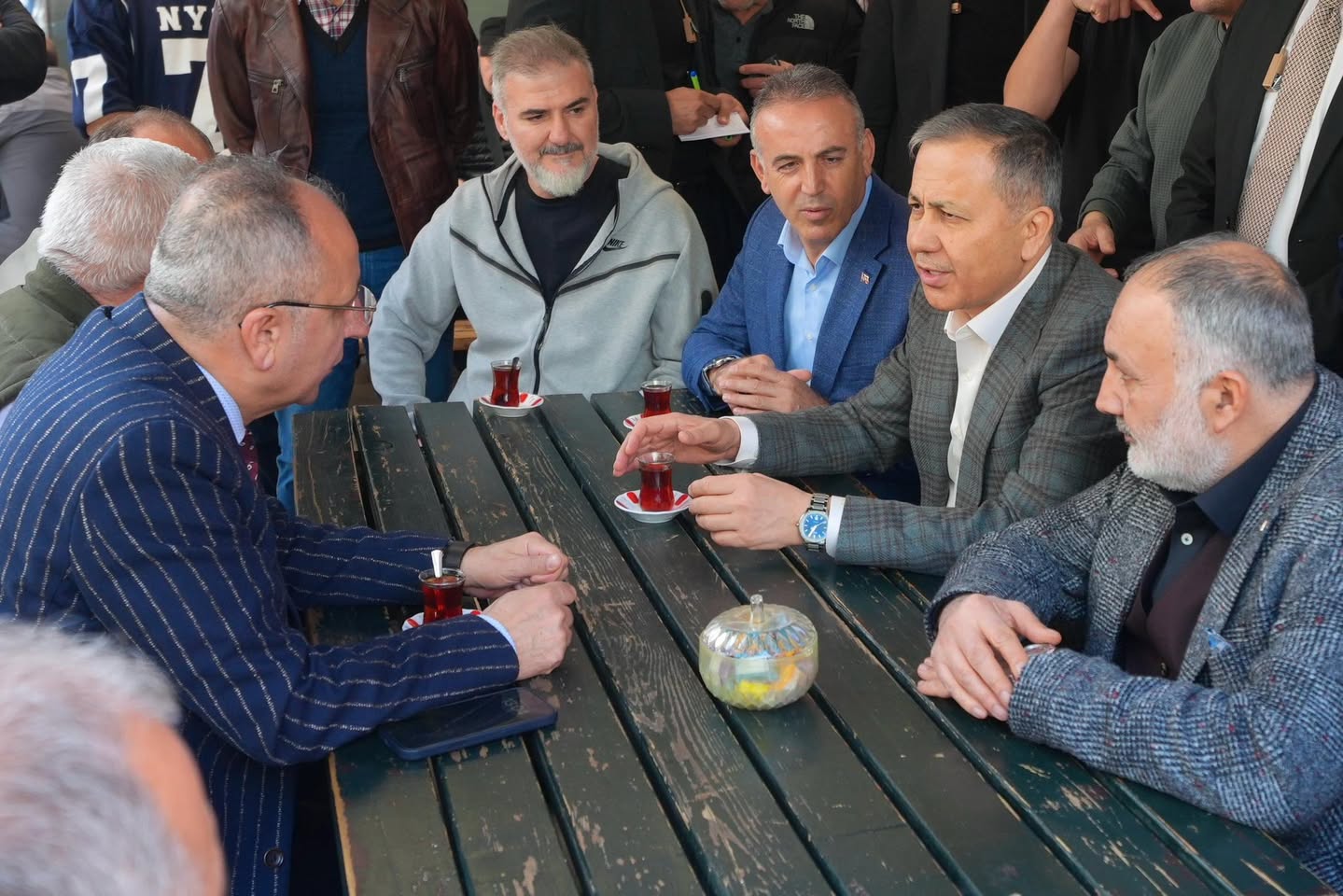 İçişleri Bakanı Yerlikaya, Medine Camii'nde Vatandaşlarla Buluştu