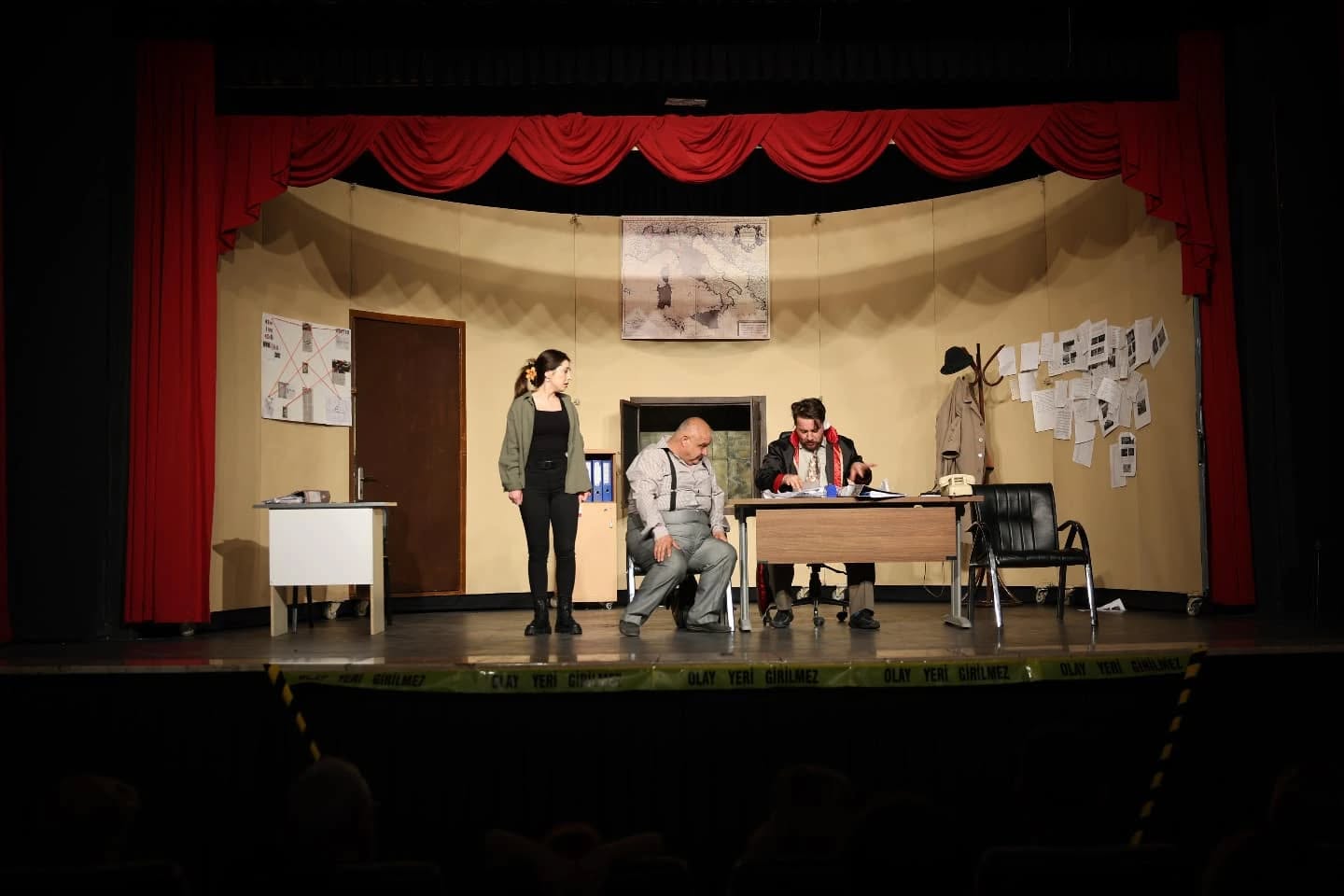 Afyonkarahisar Belediyesi Şehir Tiyatrosu'nun "Bir Anarşistin Kaza Sonucu Ölümü" Oyunu Galasını Gerçekleştirdi