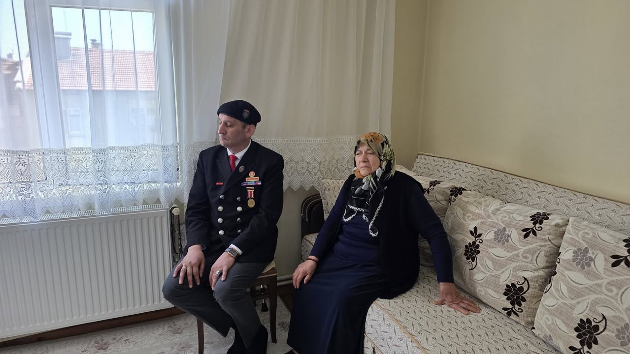 Afyon'da Şehit Annesine Ziyaret: Leventler Dayanışma Derneği Gönülleri Birleştirdi