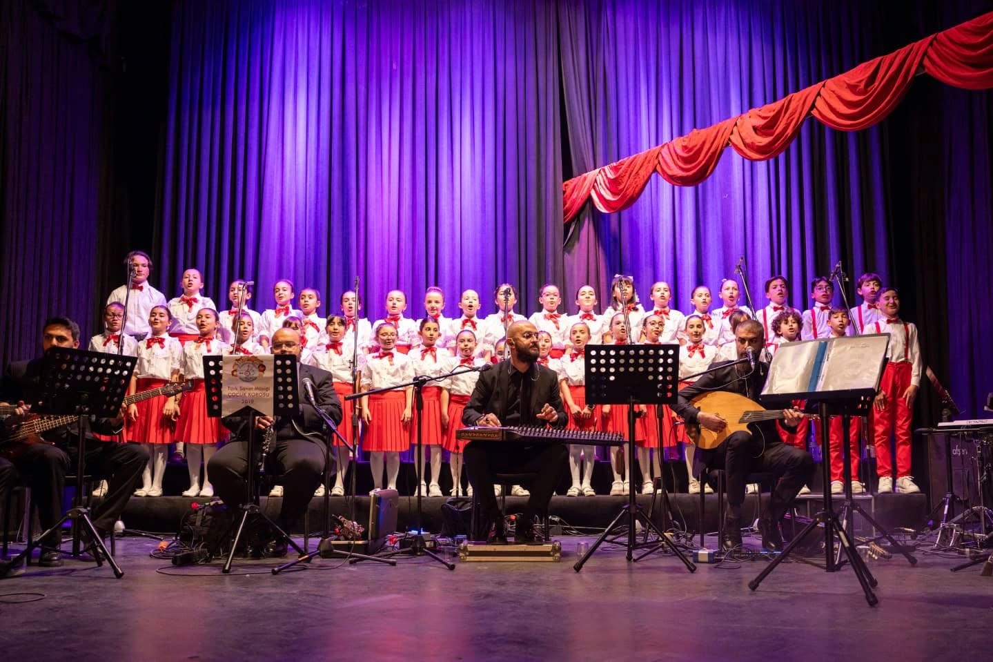 Afyonkarahisar Belediyesi Çocuk Korosu Konseriyle Dinleyicileri Büyüledi