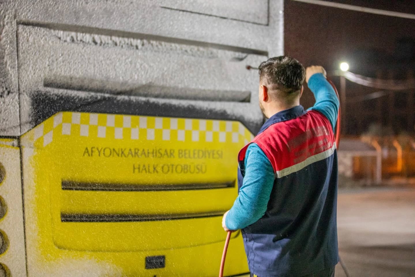 Afyonkarahisar'da Halk Otobüsleri Detaylı Temizlikten Geçiyor