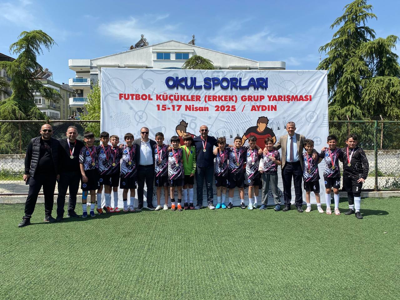 Afyonkarahisar'dan Futbol Coşkusu: Şemsettin Karahisari Ortaokulu Yarı Finallere Katılıyor