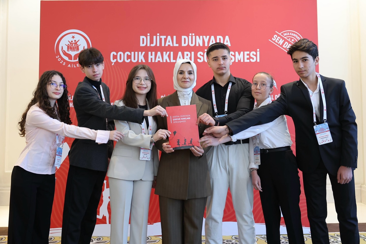 Çocuk Hakları Dijital Dünyaya Taşınıyor: Türkiye İlk İmzacısı