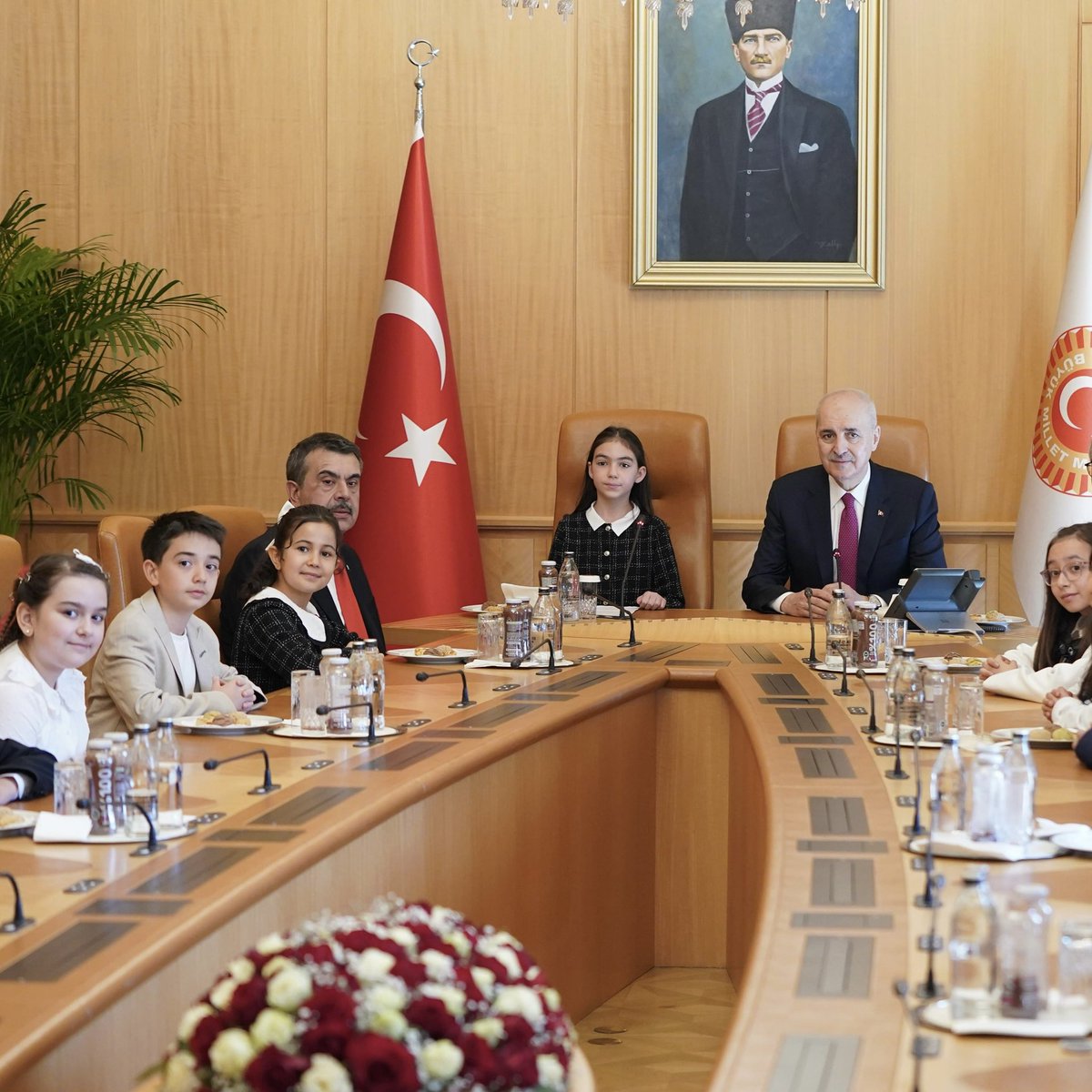 TBMM Başkanı Kurtulmuş, 23 Nisan'da Milli Eğitim Bakanlığı Heyetini Ağırladı