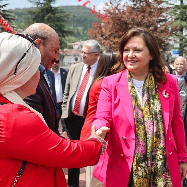 Afyonkarahisar'da 23 Nisan Coşkusu: Belediye Başkanı Köksal'dan Anıt Çiçeği