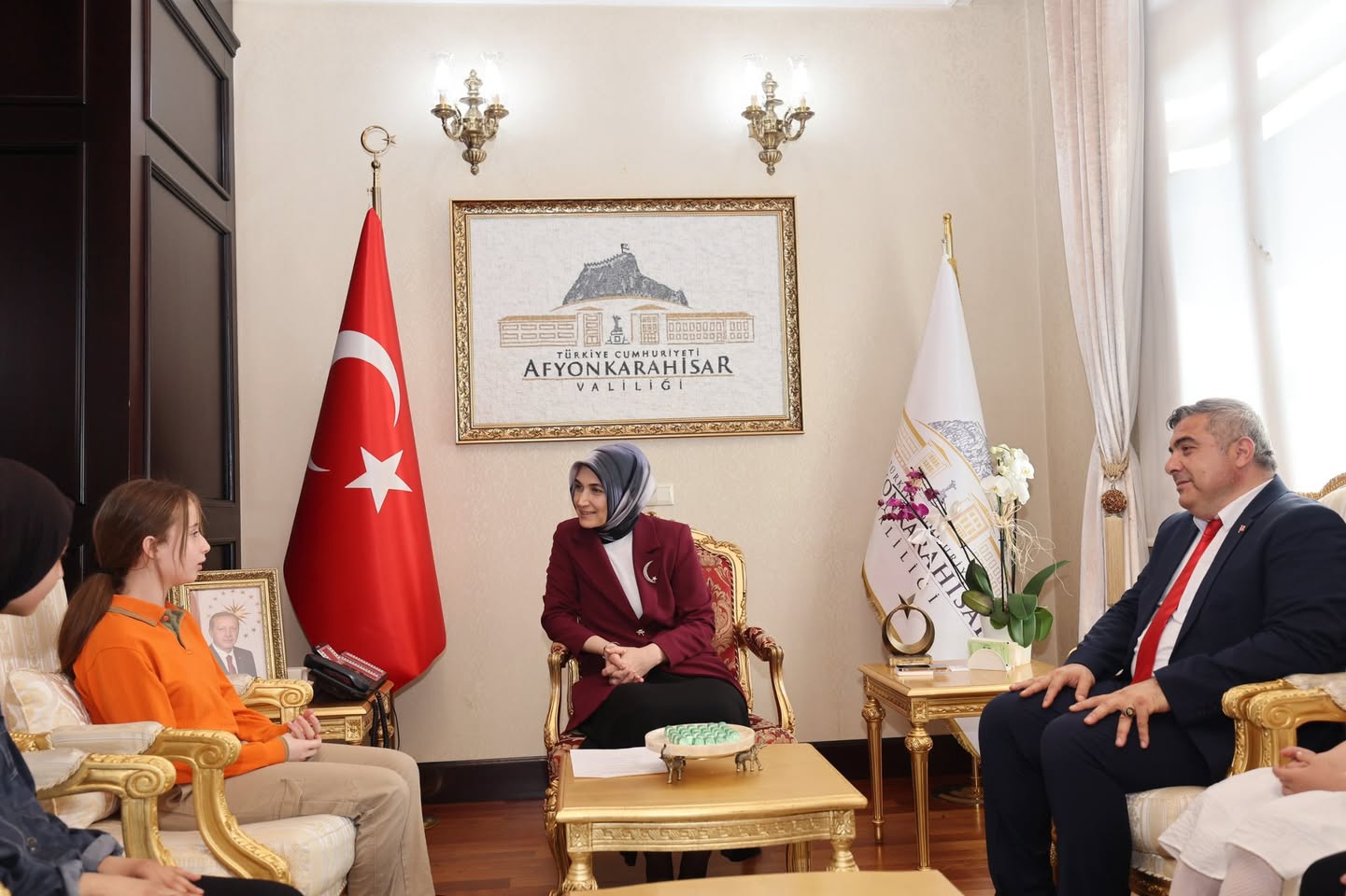 Afyonkarahisar'da 23 Nisan Coşkusu: Vali Yiğitbaşı Yarışma Birincilerini Kabul Etti