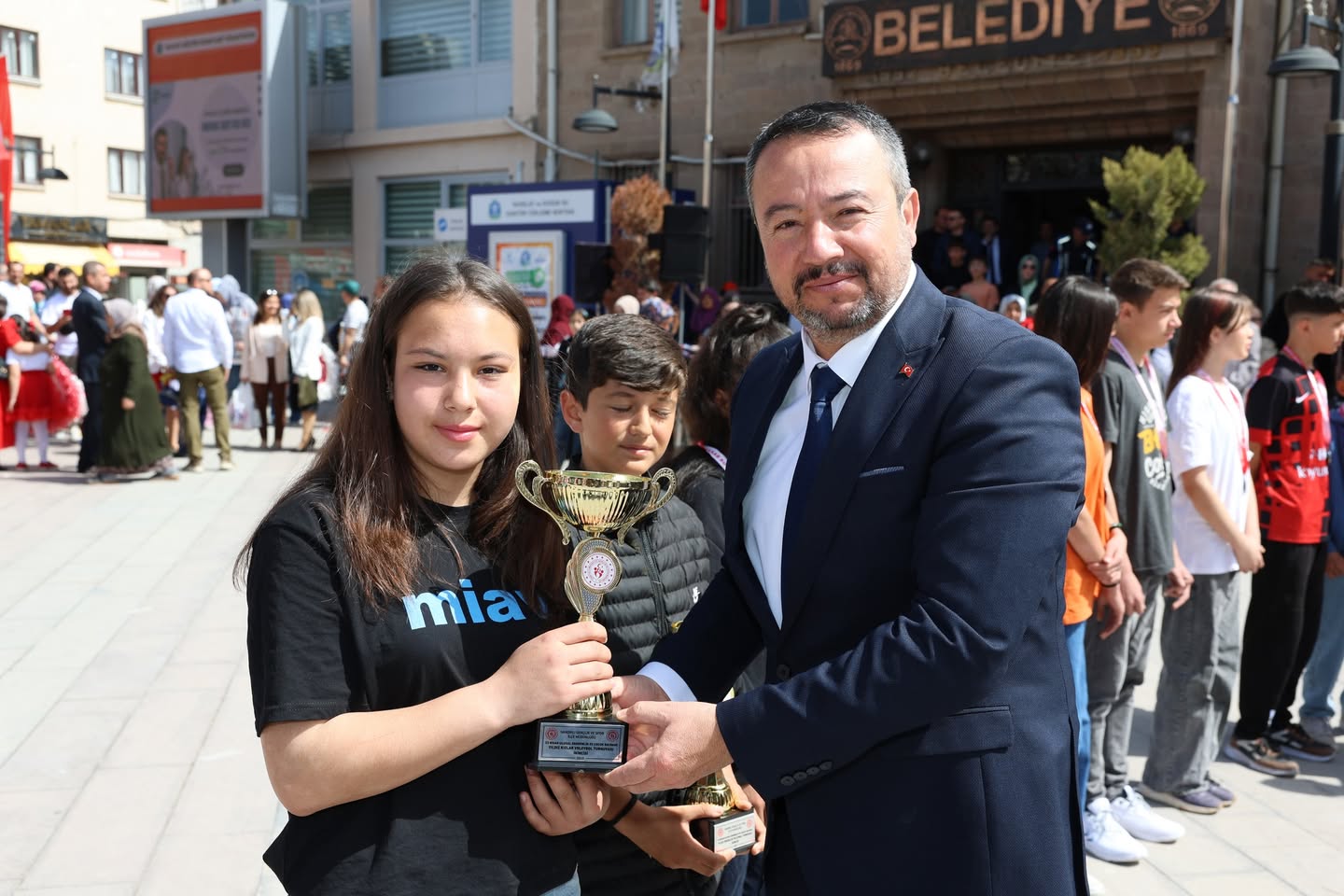 Sandıklı'da 23 Nisan Coşkusu Demokrasi Meydanı'nda