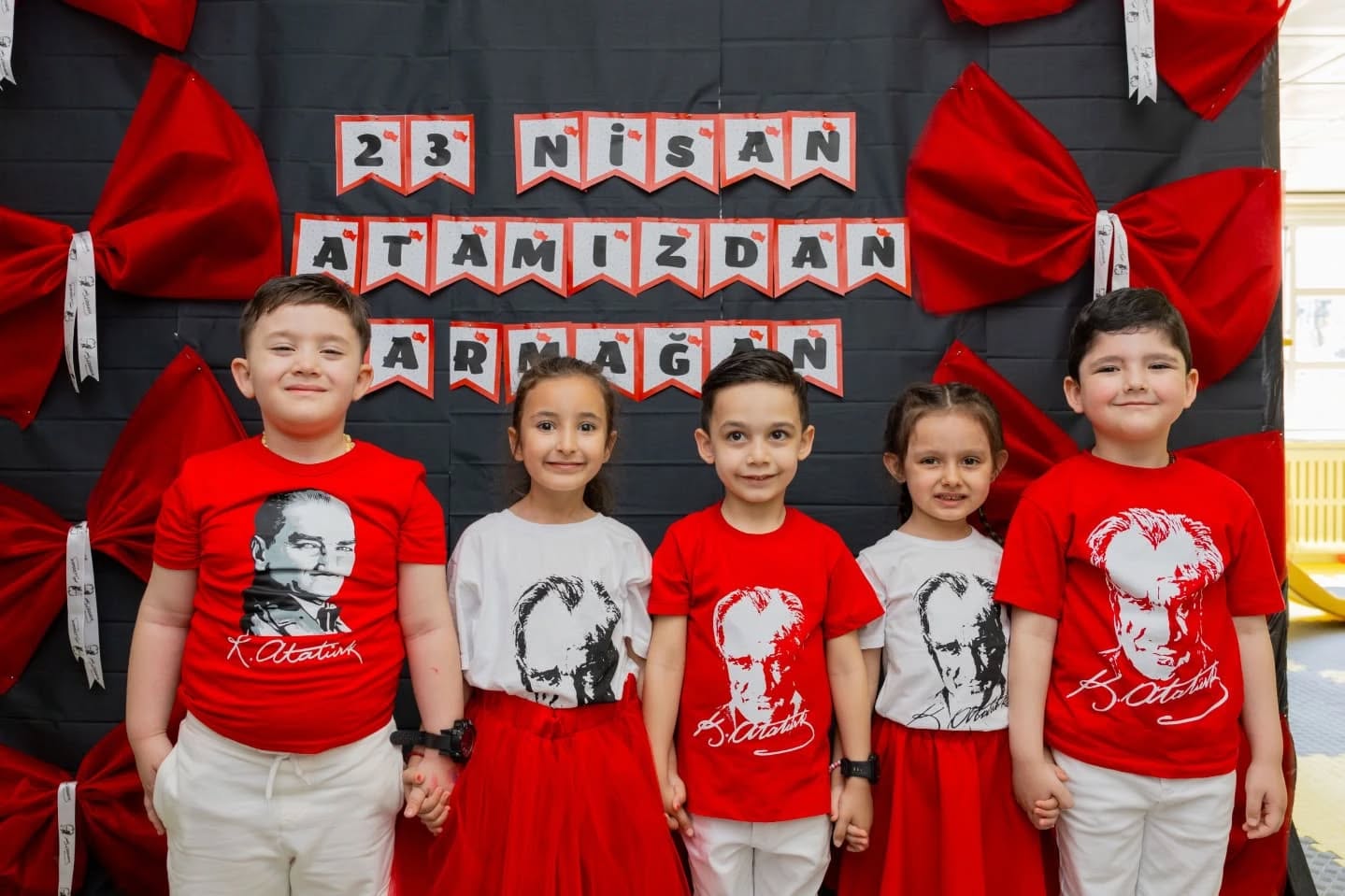 Afyonkarahisar'da Minik Kalpler 23 Nisan Coşkusu Yaşadı