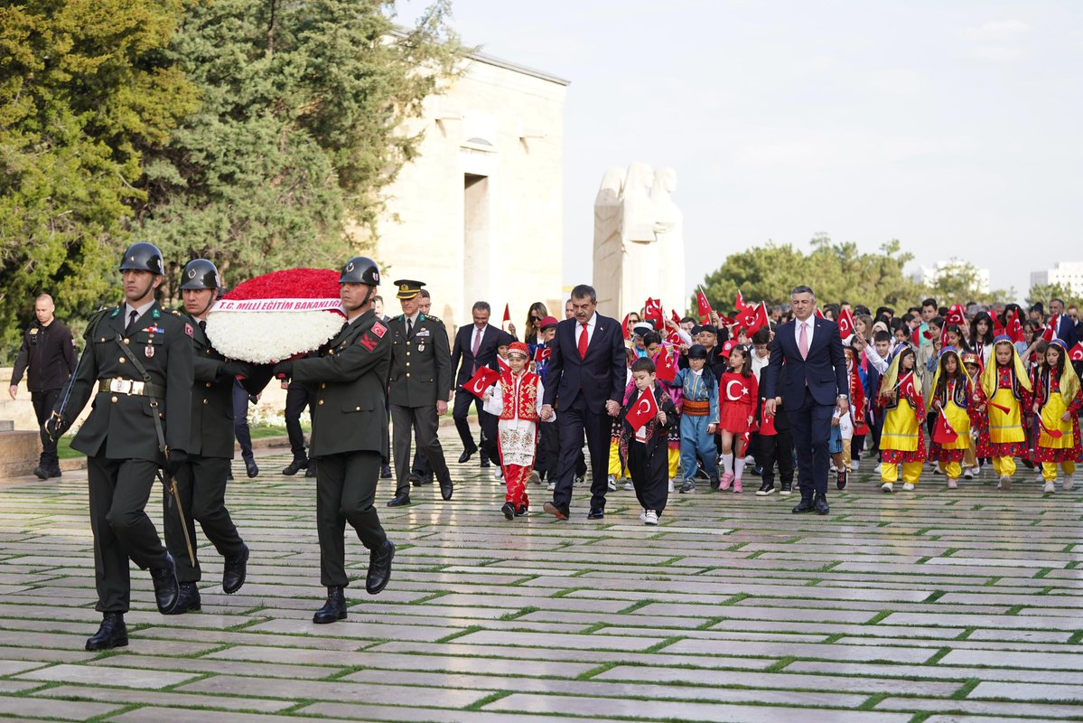 Millî Eğitim Bakanı Tekin, 23 Nisan’da Anıtkabir’i Ziyaret Etti