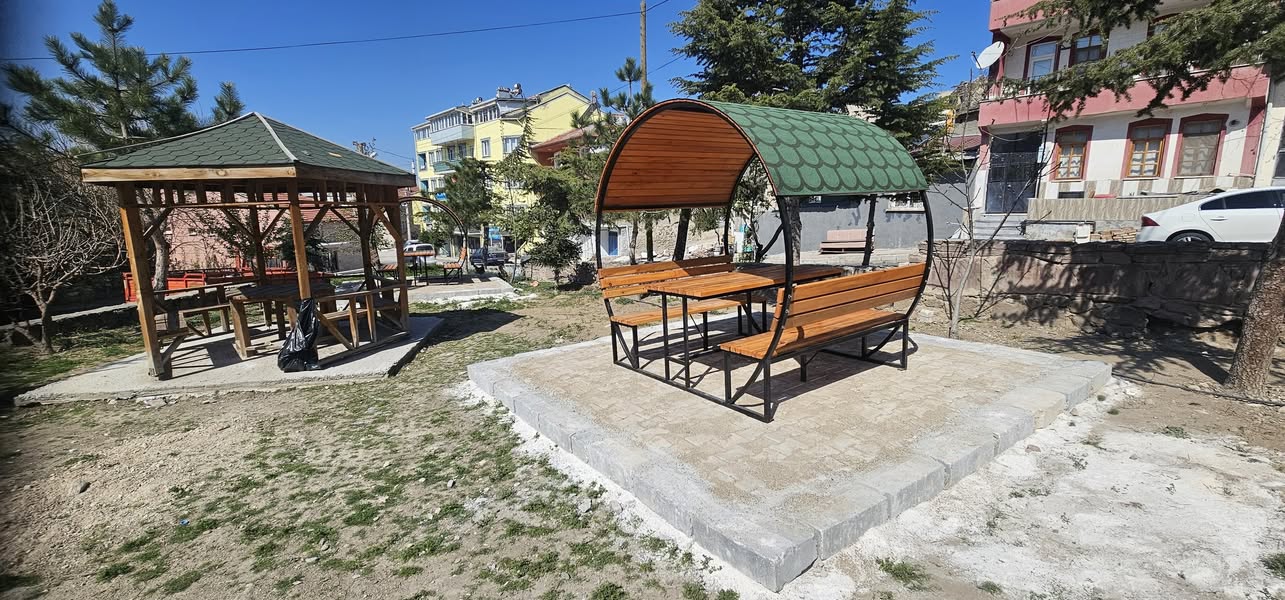 Iscehisar'da Parklara Bahar Bakımı