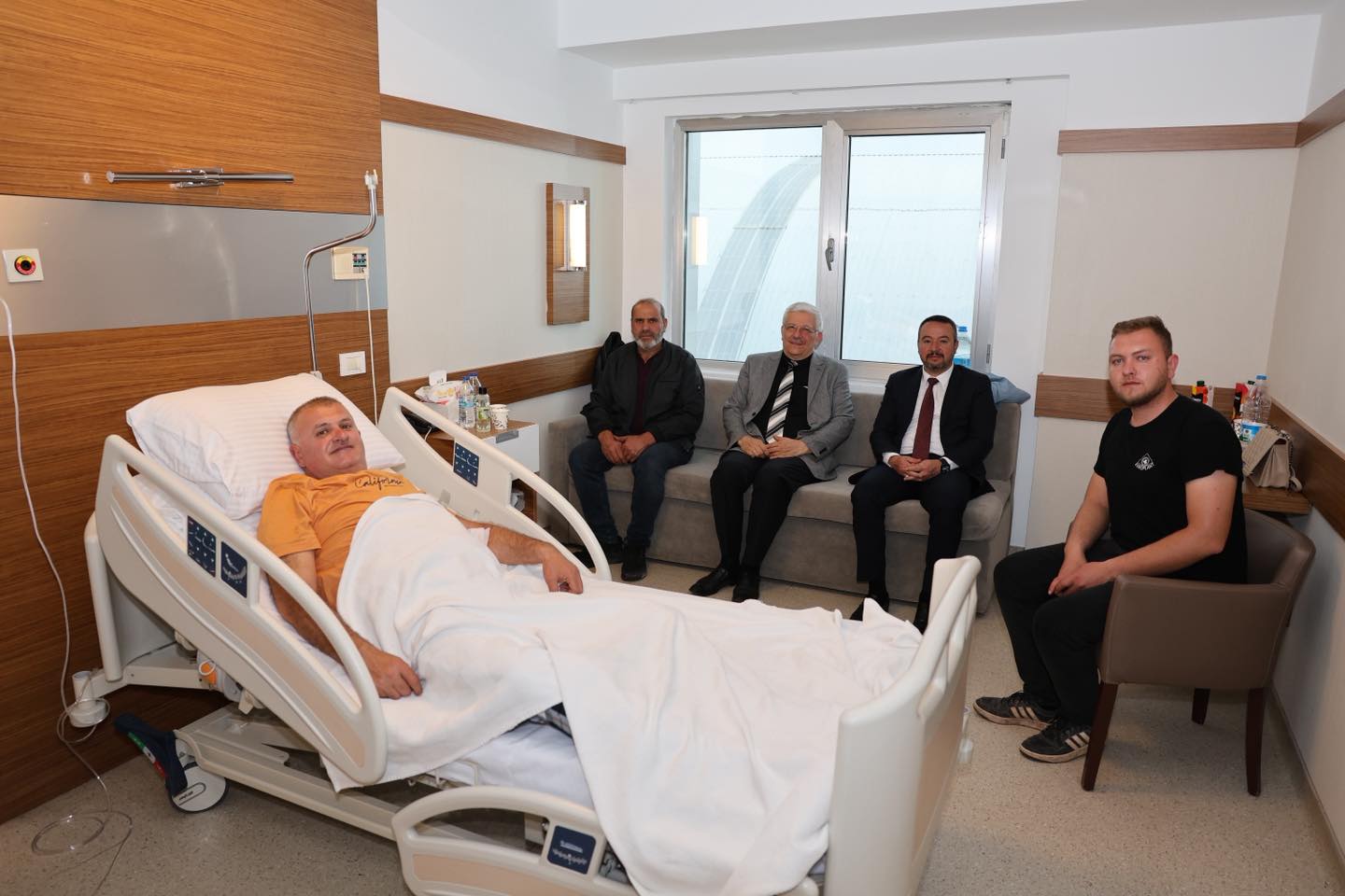 Sandıklı Belediye Başkanı, Hasta Meclis Üyesini Ziyaret Etti