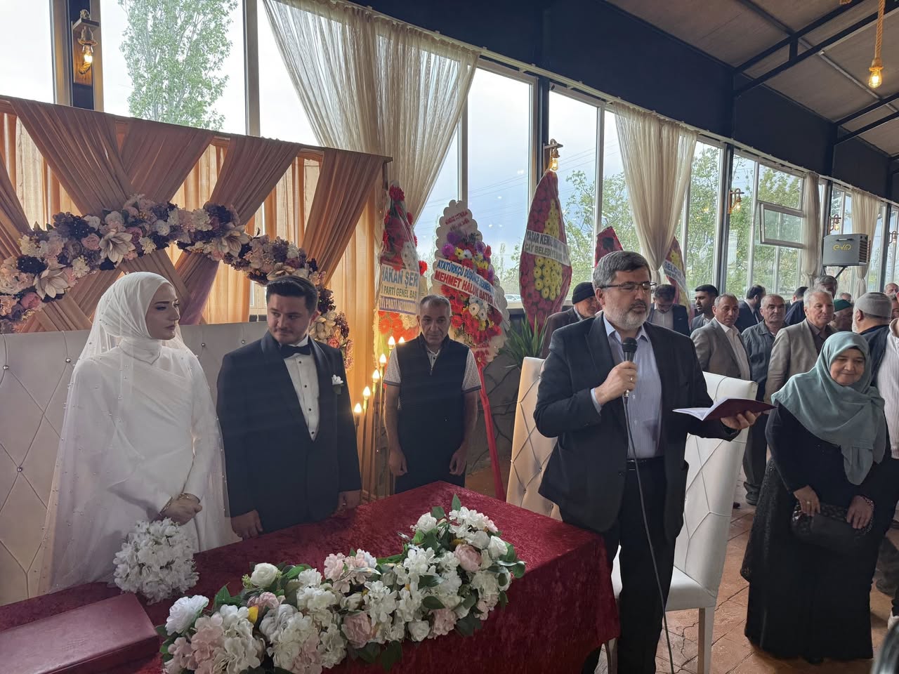 AK Parti Afyonkarahisar Milletvekili Özkaya'dan Genç Çiftlere Nikah Şahitliği