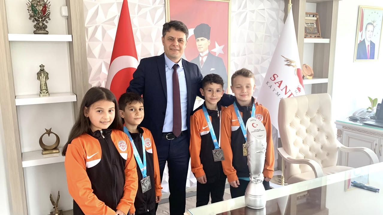 Sandıklı'da Karate Coşkusu: Şampiyonlar Kaymakamı Ziyaret Etti
