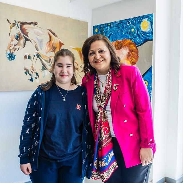 Afyonkarahisar Belediye Başkanı Köksal, Öğrencinin Resim Sergisini Ziyaret Etti