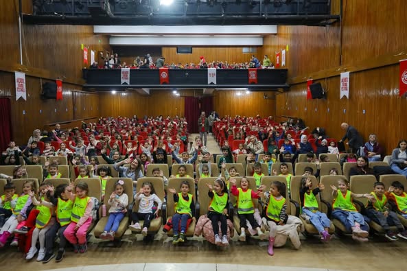 Afyonkarahisar'da Uluslararası Kocatepe Tiyatro Festivali Başladı: Özbekistan'dan Bremen Mızıkacıları Minik İzleyicileri Kahkahaya Boğdu