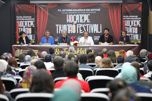 Afyonkarahisar'da Tiyatro Duayenleri Sanatın Geleceğine Dair Düşüncelerini Paylaştı