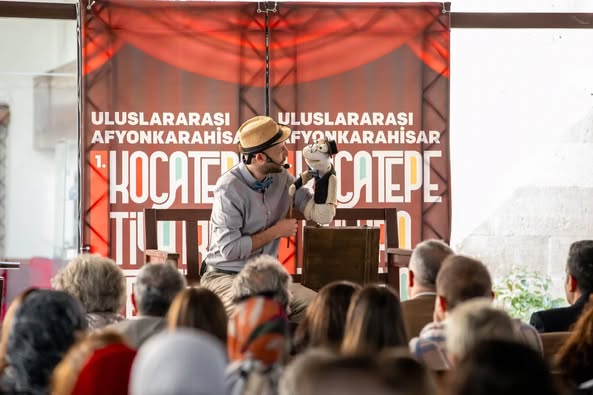 Kocatepe Tiyatro Festivali'nde Naif Bey ve Yaveri İzleyicileri Kahkaha Söktürdü