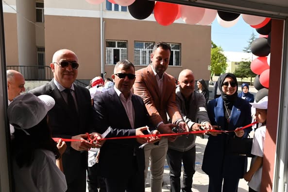 Emirdağ'da Bilim Şöleni: Başkan Koyuncu, Öğrencilerin Projelerini İnceledi