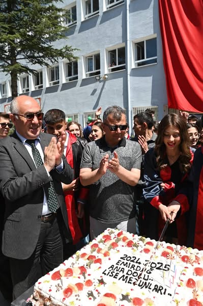 Emirdağ'da Mezuniyet Coşkusu: Başkan Koyuncu Öğrencilerle Buluştu