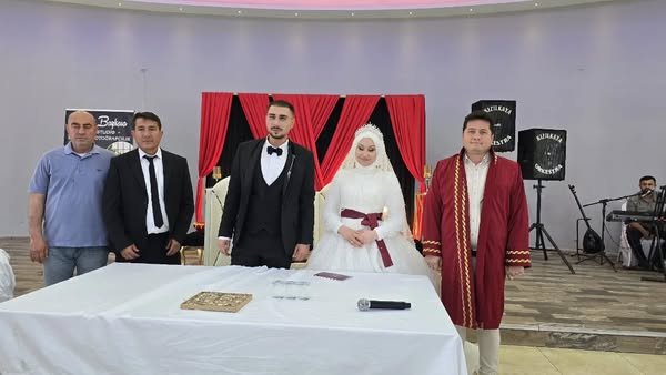 Bolvadin'de Yeni Evlenen Çifte Belediye Başkanı AYNACI'dan Tebrik