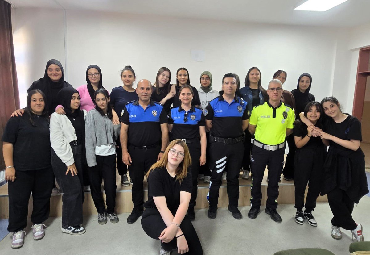 Afyonkarahisar Emniyetinden Öğrencilere Güvenlik Bilgilendirmesi