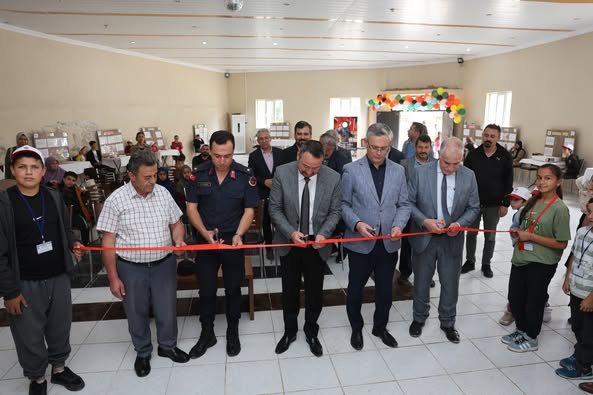 Sandıklı Belediye Başkanı Öztaş, Kızık Mehmet Yaşar Ortaokulu Bilim Fuarını Ziyaret Etti