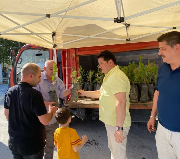 Bolvadin'de Arife Gününe Anlamlı Fide Dağıtımı