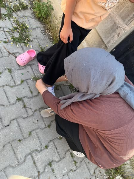 Emirdağ Belediyesi Bayram Öncesi Çocuklara Ayakkabı Yardımı Yaptı