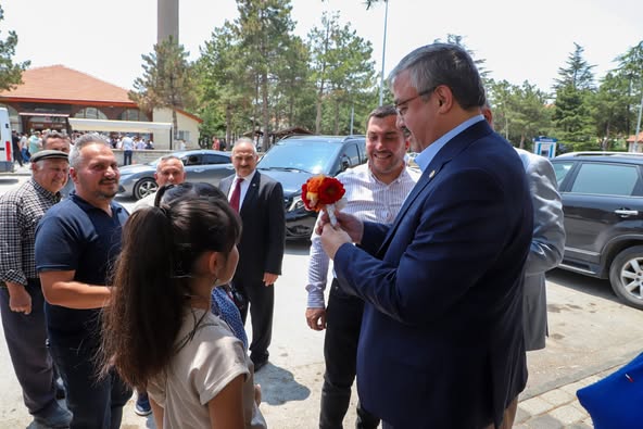 Afyonkarahisar'da Bayram Coşkusu: Milletvekili Yurdunuseven Bayat'ta Vatandaşlarla Buluştu