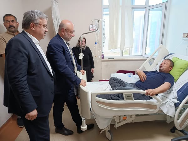 Milletvekili Yurdunuseven'den Muhtar Akkaş'a Hastanede Sürpriz Ziyaret