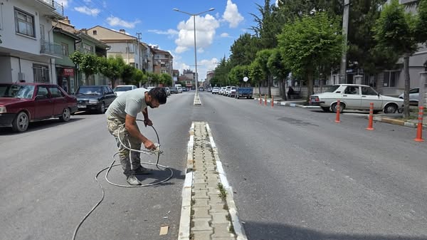 Bolvadin'de Caddelerde Refüj Yenileme Çalışmaları Tamamlandı