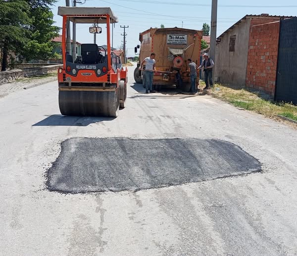 Bolvadin'de Yol Konforu Artıyor: Hacı Ömer Mahallesi'nde Asfalt Çalışması