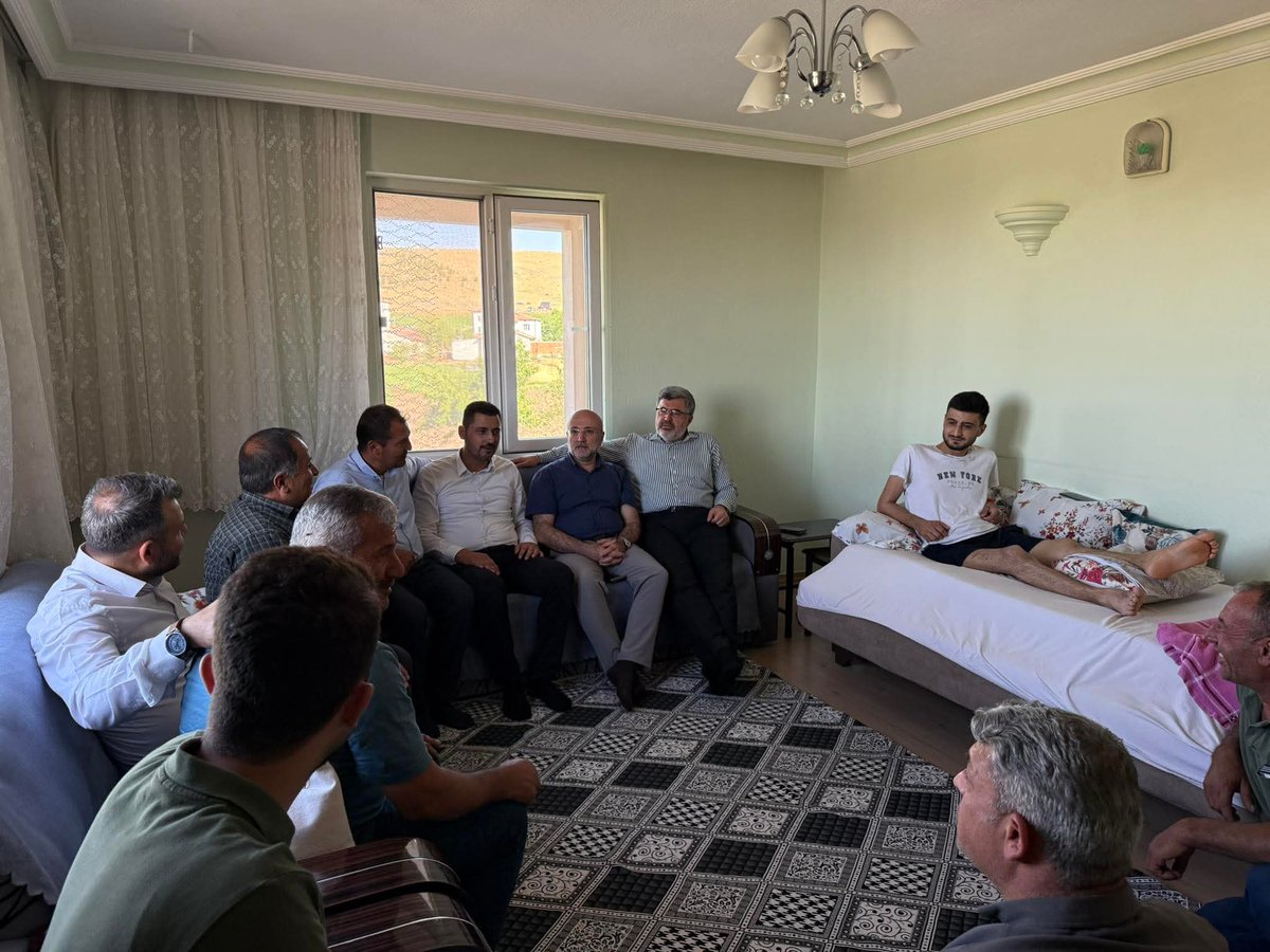 AK Parti Afyonkarahisar İl Başkanı Şahin, Geçirdiği Kaza Sonrası Mehmet Derebey'in Oğlu Emre Derebey'i Ziyaret Etti