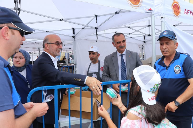 Afyonkarahisar'da Aşure Günü Coşkusu Zafer Meydanı'nda Yaşandı