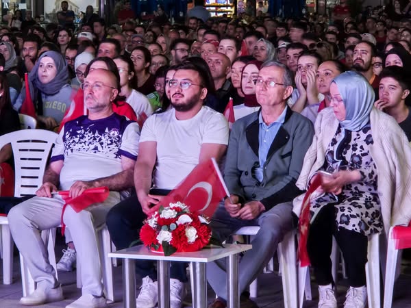 Afyon'da Milli Takım Coşkusu: Zafer Meydanı'nda Almanya Maçı Heyecanı