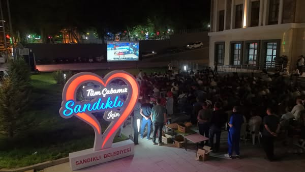 Sandıklı'da EuroBasket Finali Coşkuyla İzlendi: 12 Dev Adam'a Destek